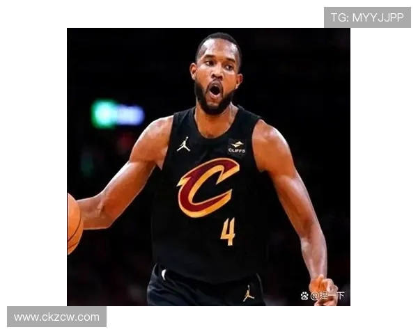 莫布里展现全能进攻能力接队友传球后外线三分精准命中